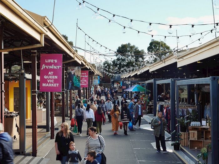 Chợ Nữ Hoàng Victoria - Một góc tại chợ đông đúc người qua lại.