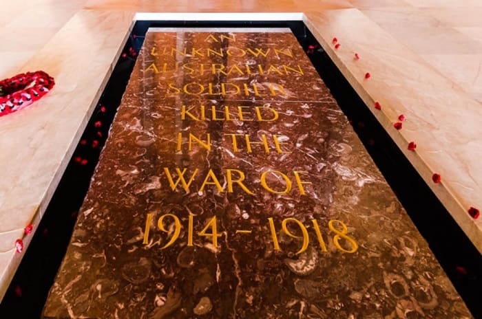 Đài tưởng niệm chiến tranh Úc - Tấm bia ghi dấu lịch sử trong đài tưởng niệm
