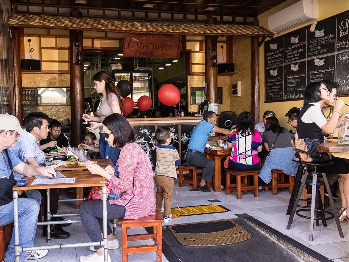 Ăn uống tại các nhà hàng, quán ăn nhỏ sẽ giúp tiết kiệm chi phí ăn uống - du lịch úc cần bao nhiêu tiền