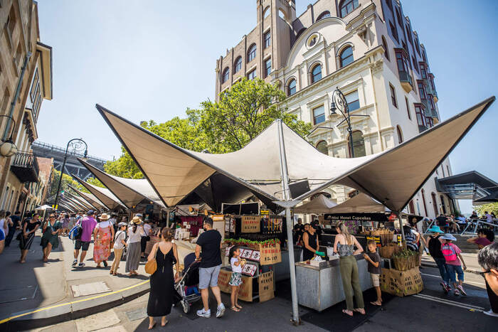 Kinh nghiệm mua sắm ở Úc - Người dân thích thú mua bán tại chợ ngoài trời