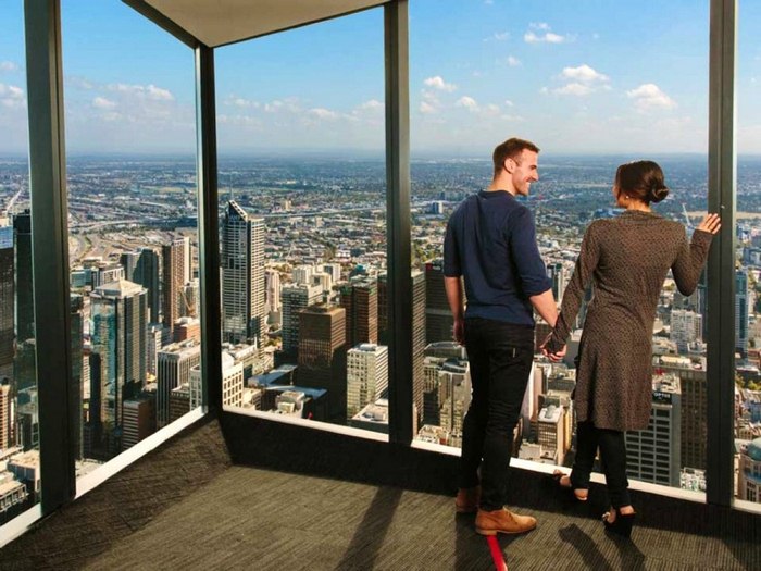 Tháp Eureka - Du khách tại tháp tình tứ ngắm cảnh