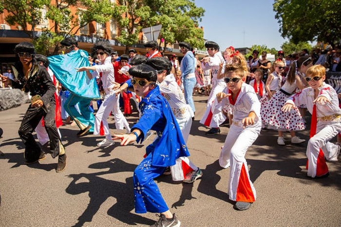 Hóa trang thành Elvis tham gia lễ hội
