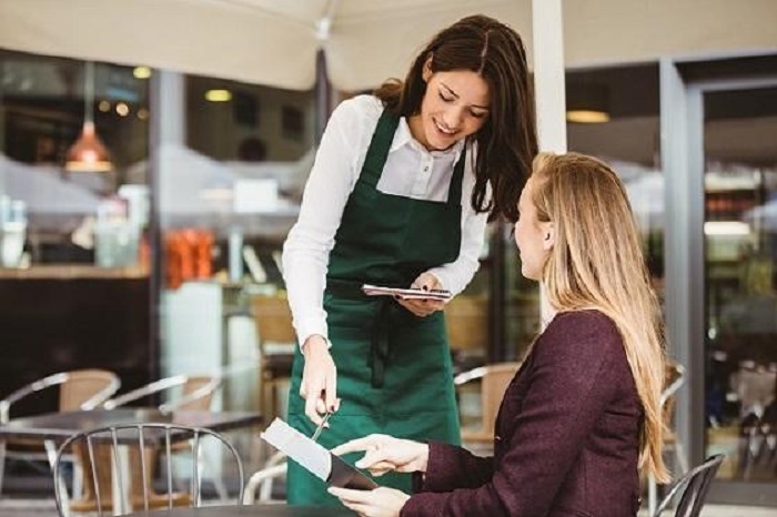 Những điều cấm kỵ khi đến Úc - Smiling waitreBiết ơn những người đã giúp mình, ngay cả nhân viên phục vụ