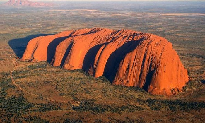 Những điều cấm kỵ khi đến Úc - Đừng trèo lên núi Uluru.