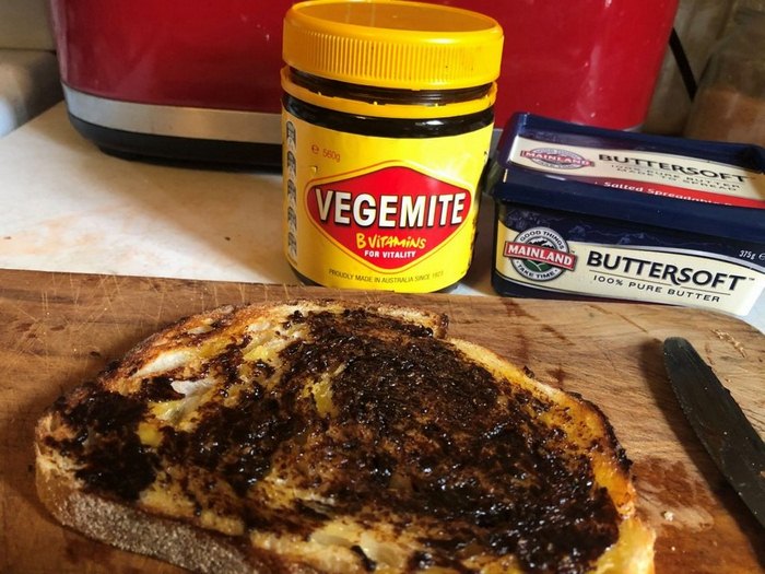 Đi Melbourne mua gì - Bên trong Vegemite