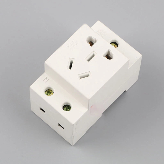 Đi Úc nên mang theo những gì - Bộ chuyển đổi chui cắm chuyên dụng dễ dàng mua ở các cửa hàng điện