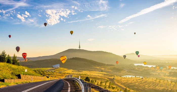 lễ hội khinh khí cầu Úc - Những chiếc khinh khí cầu trước khung cảnh thảo nguyên xanh rời bên ngoài thành phố Canberra. 