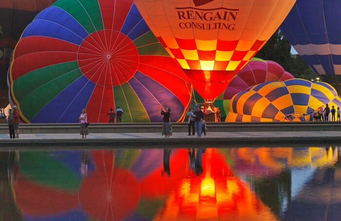 lễ hội khinh khí cầu Úc - Các đội bay khinh khí cầu đang chuẩn bị dỡ đồ để bắt đầu lễ hội lúc sáng sớm.