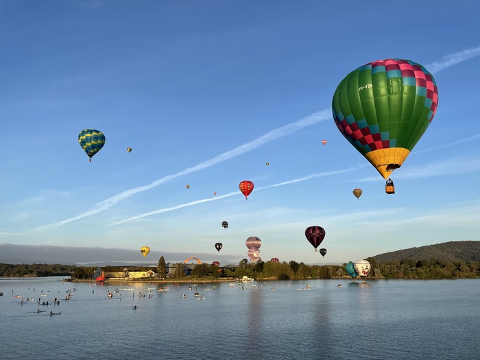 lễ hội khinh khí cầu Úc - Rất nhiều người lựa chọn chèo thuyền ra giữa hồ để có tầm nhìn tốt hơn