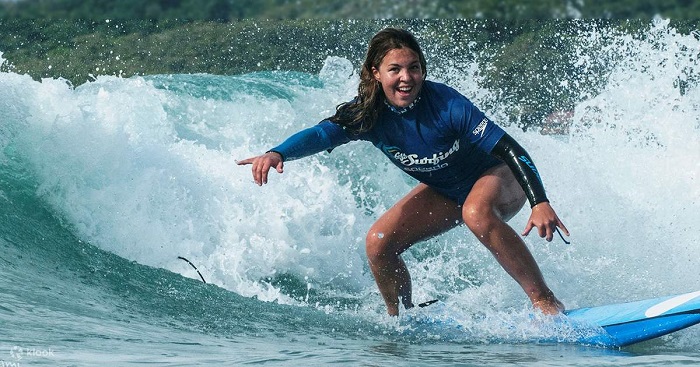 Bãi biển đẹp ở Sydney - Khóa học lướt sóng cá nhân tại Bondi sẽ giúp bạn tự tin cưỡi những ngọn sóng cao vút. 