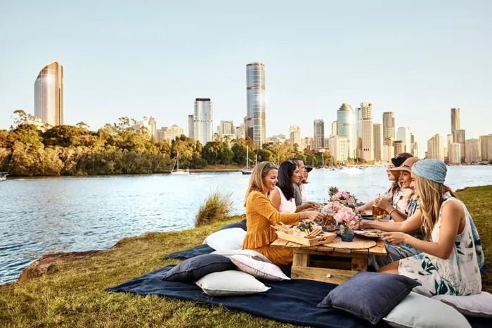 Kinh nghiệm du lịch Úc mùa thu - Picnic cùng bạn bè bên bờ sông.