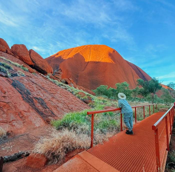 Du lịch Uluru - khối núi đỏ linh thiêng nước Úc