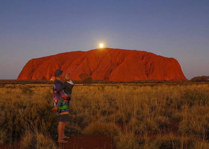 Du lịch Uluru - khối núi đỏ linh thiêng nước Úc