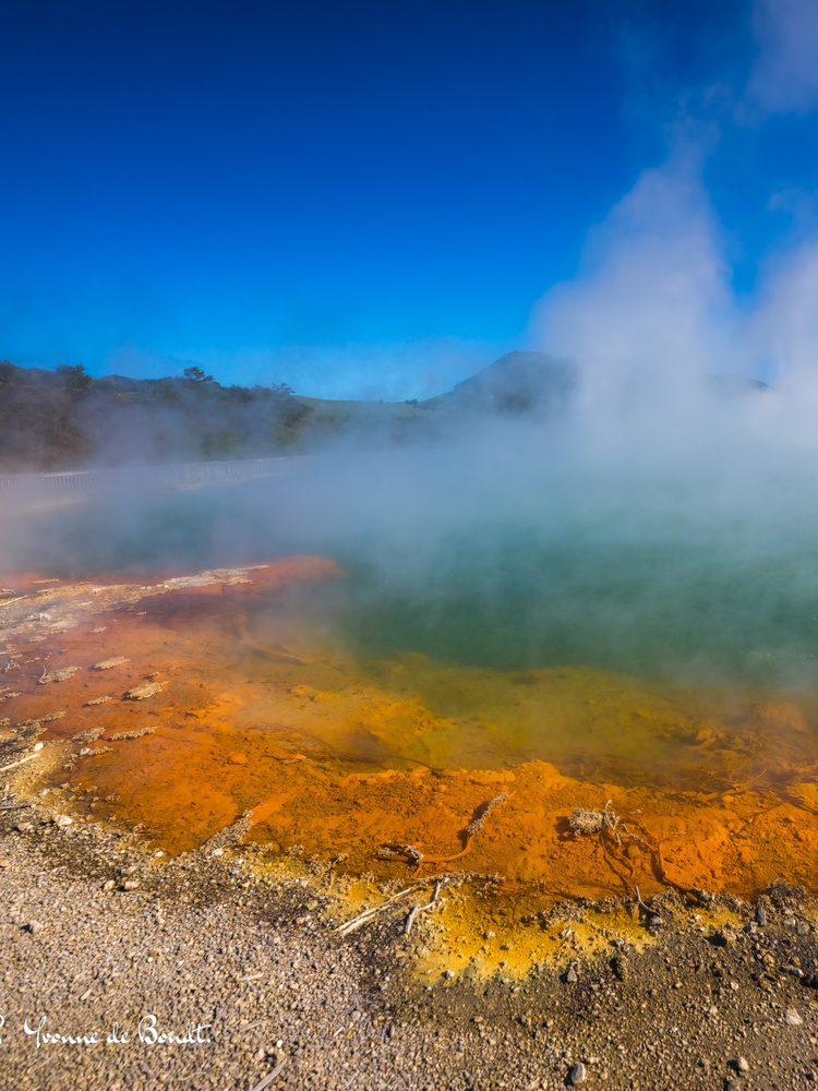 Wai-O-Tapu Thermal Wonderland là công viên địa nhiệt nổi tiếng bậc nhất New Zealand
