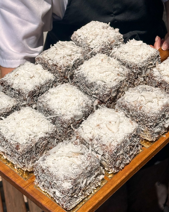 Bánh Lamington phủ chocolate dừa khô thơm ngon vô cùng hấp dẫn. Nguồn: homealstonville