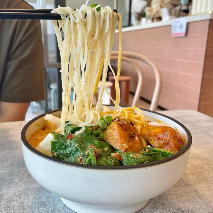 Nước dùng Laksa béo ngậy nước cốt dừa hòa quyện gia vị. Nguồn: dkeatery