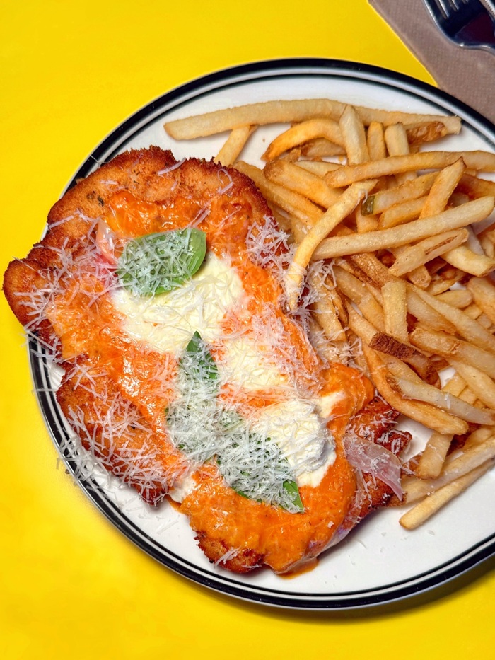 Hương vị Chicken Parmigiana đậm đà truyền thống níu chân du khách khi đến thành phố này. Nguồn: bianca_eats