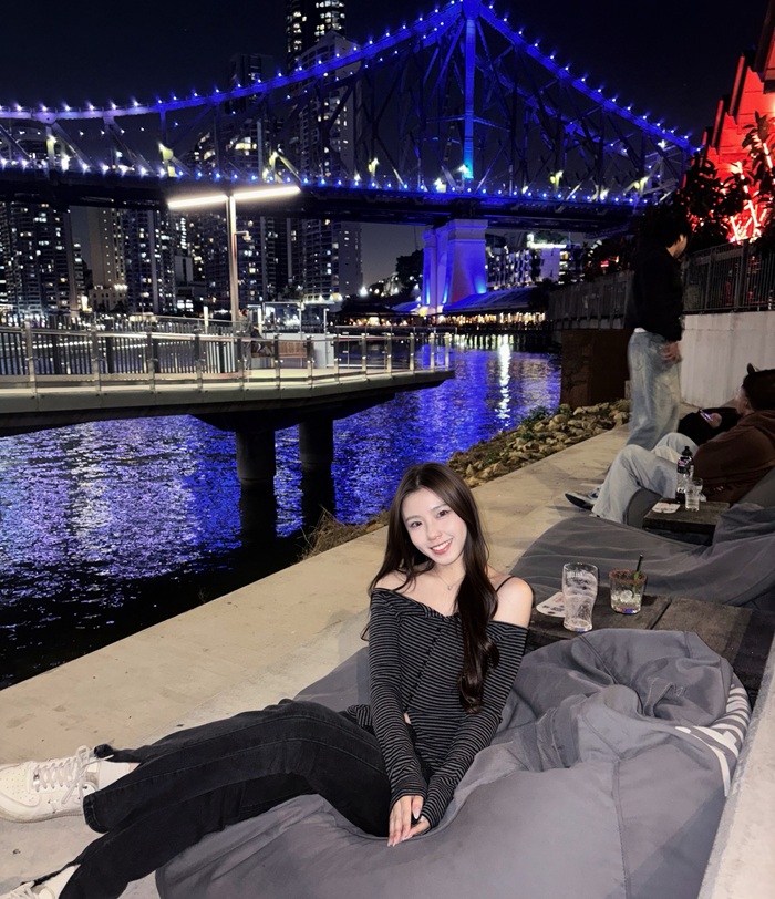 Chiêm ngưỡng Story Bridge rực rỡ ánh đèn về đêm bên bờ sông. Nguồn: bie_4986_