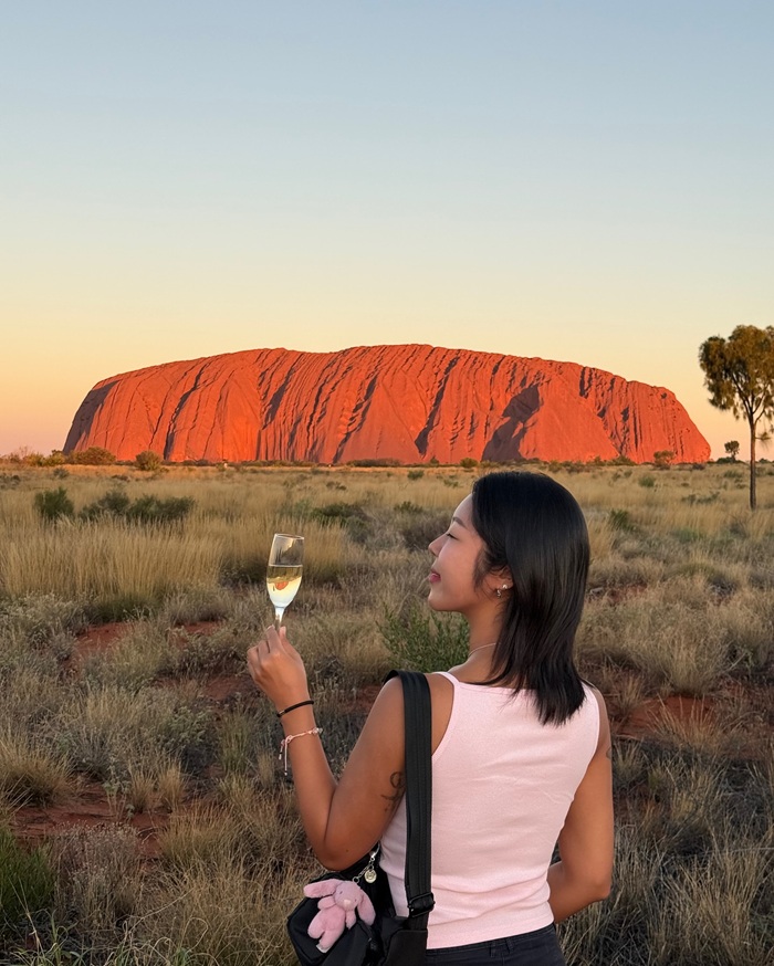 Ngắm nhìn khối đá Uluru chuyển màu rực rỡ dưới ánh hoàng hôn. Nguồn: heroineunju