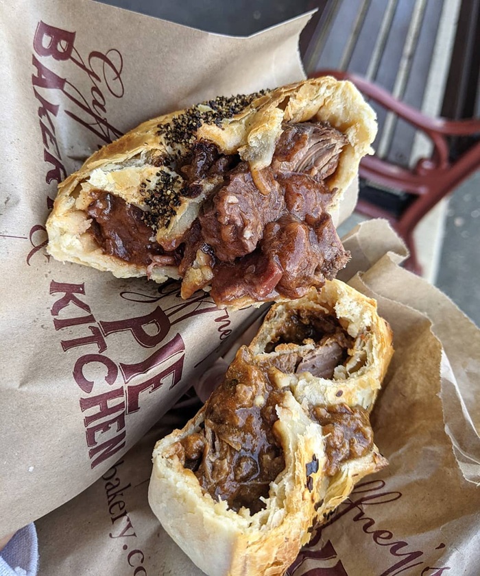 Thưởng thức bánh nhân thịt nướng đậm đà tại Sydney. Nguồn: markandelly_eats