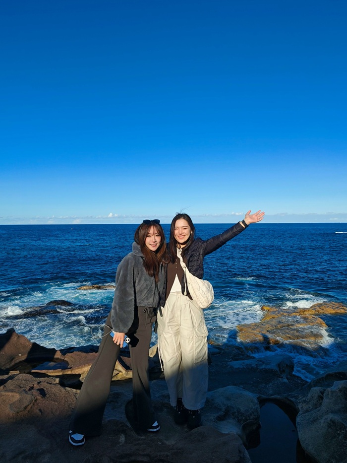 Tận hưởng không khí tươi mát rực rỡ nắng tại bãi biển Bondi khi du lịch Sydney. Nguồn: monica_lokmann