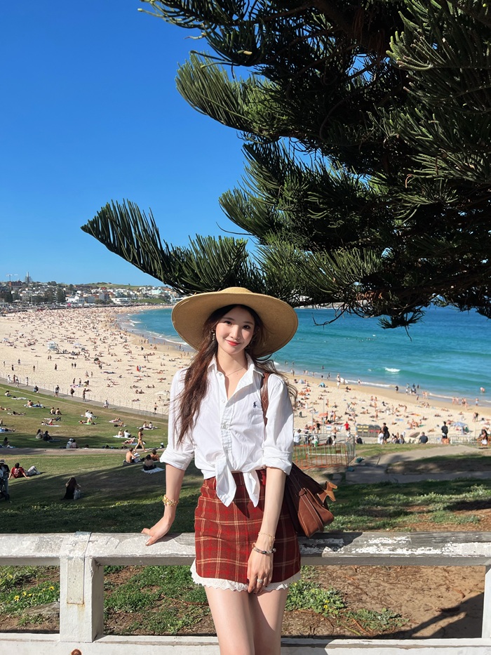 Tận hưởng không khí biển trong lành tại bờ Bondi Beach. Nguồn: yuly_world