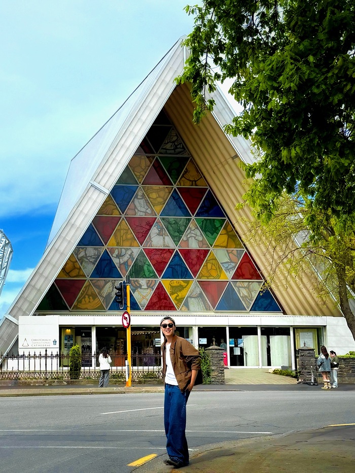 Check in công trình kiến trúc nhà thờ bằng bìa cứng Cardboard Cathedral. Nguồn: yehchunkai